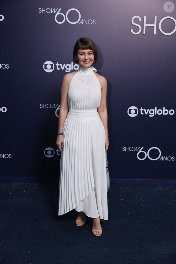 A talentosa Klara Castanho usou um look mais simples, porém elegante, all-white, feito uma princesa para o evento de comemoração dos 60 anos da TV Globo