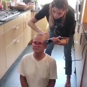 Durante o bate papo, Xuxa revelou ter vontade de raspar os fios do cabelo por completo.