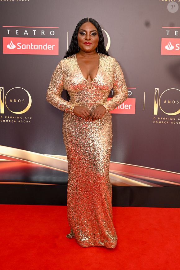 Karin Hills usou vestido de luxo para a festa de 10 anos do teatro Santander, em SP