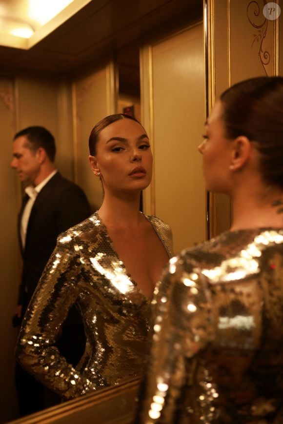 E quando a gente diz 'brilhar', é no sentido mais literal da palavra: Isis surgiu deslumbrante em um vestido prateado inteiramente coberto por paetês espelhados, que refletiam as luzes como uma verdadeira constelação em movimento