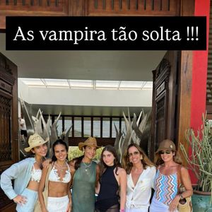 De biquíni, Ivete Sangalo posou com um grupo de mulheres e aproveitou para divulgar seu novo hit, que promete ser febre no Carnaval