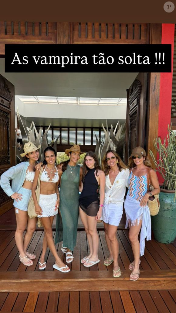 De biquíni, Ivete Sangalo posou com um grupo de mulheres e aproveitou para divulgar seu novo hit, que promete ser febre no Carnaval