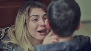 HOJE em 'Força de Mulher' (04 de maio): Quem fica com Arda? Ceyda desaba após conversa decisiva com pai biológico do menino