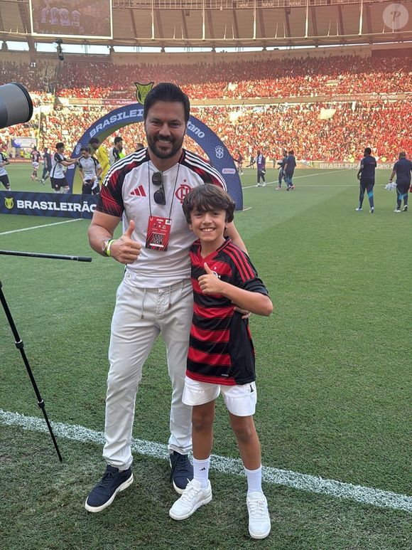 Neto de Silvio Santos e filho de Patricia Abravanel, Pedro posou com o pai, Fábio Faria, no gramado do Maracanã