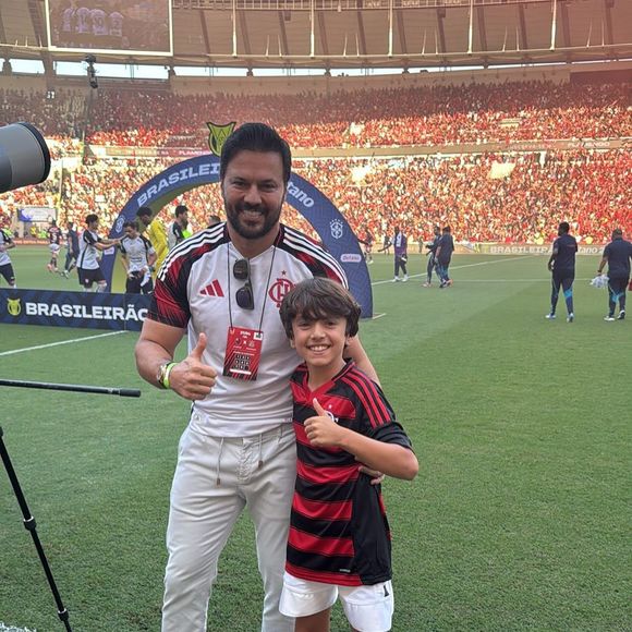 Neto de Silvio Santos e filho de Patricia Abravanel, Pedro posou com o pai, Fábio Faria, no gramado do Maracanã