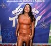 Ex-BBB Chaiany escolheu um lok de couro todo marrom com franjas na saia para o evento e combinou com uma bota escura