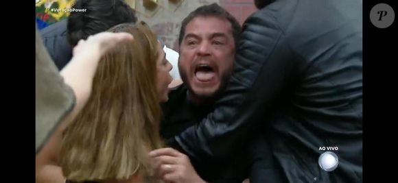 Dhomini xingou e surtou ao vivo no 'Power Couple'