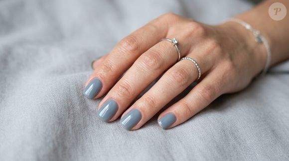 Para quem prefere uma manicure discreta, mas nada óbvia, o cinza esfumaçado é uma aposta elegante. Nas unhas curtas, a tonalidade transmite sobriedade e combina com a volta à rotina