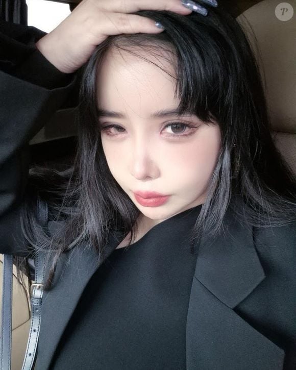 Enquanto isso, Park Bom não se intimidou e continuou postando na web