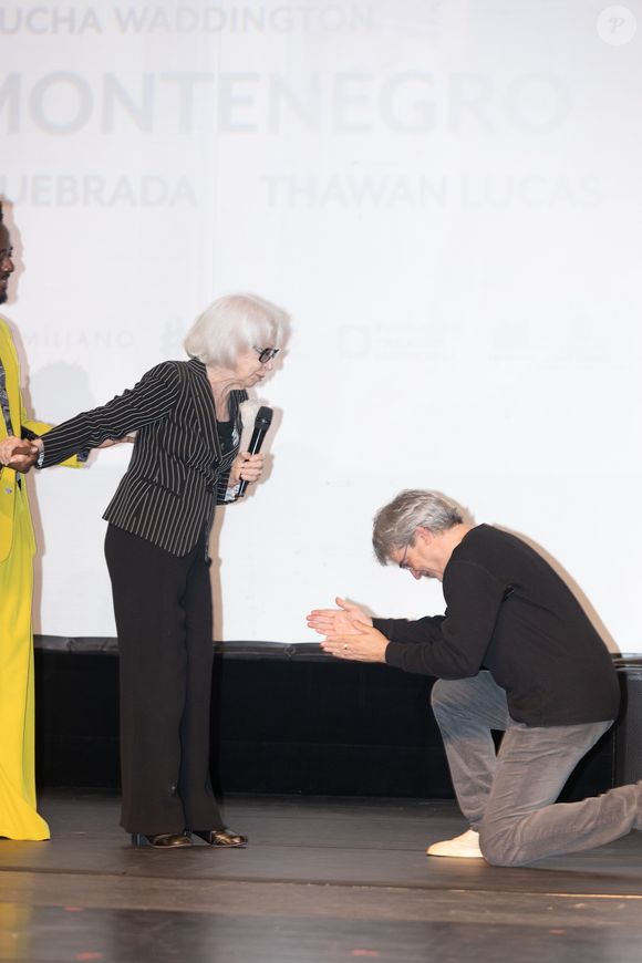 Andrucha Waddington se ajoelha diante da sogra, Fernanda Montenegro, no lançamento de 'Vitória