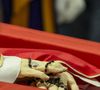Velório de Papa Francisco: como mostram imagens da CNN e registros que circulam no TikTok, diversos visitantes tiraram fotos do corpo, muitos deles, tentaram fazer selfies