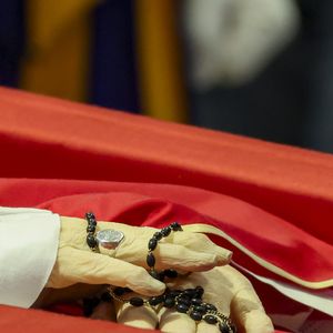 Velório de Papa Francisco: como mostram imagens da CNN e registros que circulam no TikTok, diversos visitantes tiraram fotos do corpo, muitos deles, tentaram fazer selfies