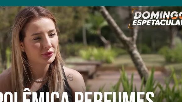Uma influenciadora com milhares de seguidores é acusada de vender perfumes falsificados em suas redes sociais. A polícia investiga as denúncias feitas por clientes que alegam terem sido enganados ao adquirir os produtos. Em uma operação de busca e apreensão na casa da mãe da influenciadora, foram encontrados frascos lacrados sem registro na Anvisa. Análises indicaram concentrações inadequadas de metanol em alguns dos perfumes. Nayara Macedo nega as acusações e afirma vender tanto perfumes originais quanto genéricos legalizados. No entanto, peritos não puderam confirmar se os produtos são realmente falsificados. A investigação continua para esclarecer o caso e possíveis crimes contra a propriedade industrial e saúde pública estão sendo considerados pelas autoridades competentes.