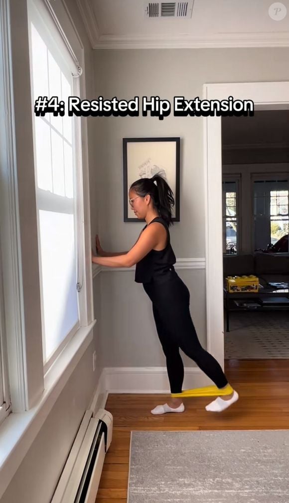 O exercício 4 é chamado de extensão de quadril com resistência, e nele você vai trabalhar a região posterior do quadril.