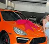 Porsche de Andressa Urach tem a logo da Privacy estampado, plataforma onde ela faturou mais de R$ 7 milhões com a venda de pornô