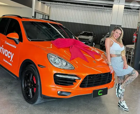 Porsche de Andressa Urach tem a logo da Privacy estampado, plataforma onde ela faturou mais de R$ 7 milhões com a venda de pornô
