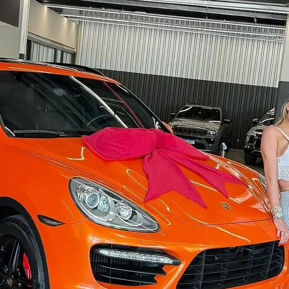 Porsche de Andressa Urach tem a logo da Privacy estampado, plataforma onde ela faturou mais de R$ 7 milhões com a venda de pornô