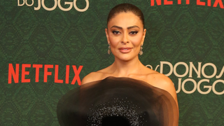 'Eu prefiro...': há quase 10 anos, Juliana Paes, hoje rainha campeã da Viradouro, reprovou Photoshop que aumentou seu bumbum e mudou seu corpo em foto na praia