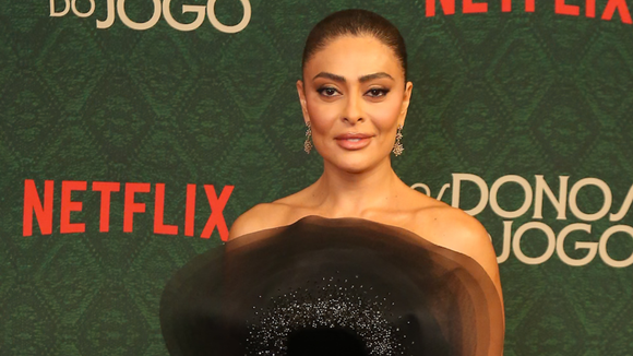 'Eu prefiro...': há quase 10 anos, Juliana Paes, hoje rainha campeã da Viradouro, reprovou Photoshop que aumentou seu bumbum e mudou seu corpo em foto na praia