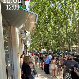 Virginia Fonseca foi tietada por diversos fãs quando chegou em Portugal.