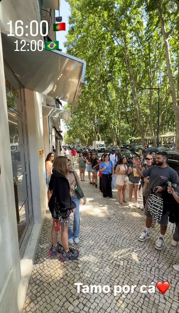 Virginia Fonseca foi tietada por diversos fãs quando chegou em Portugal.