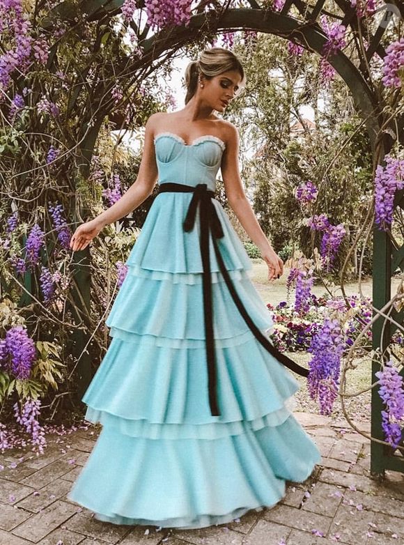 Vestido de festa longo azul sem mangas, com camadas e laço preto: essa versão é bem delicada