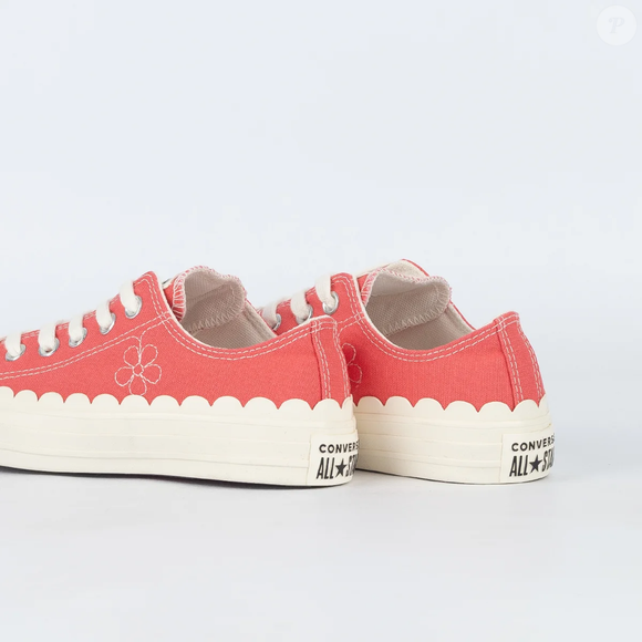 O visual delicado do Converse Summer Market Cherry Balm Egret mostra que os tênis femininos continuam como protagonistas de produções modernas, práticas e cheias de personalidade