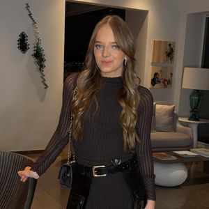 Rafaella Justus adicionou um cinto-saia preto de couro, estruturado, com bolsos utilitários laterais