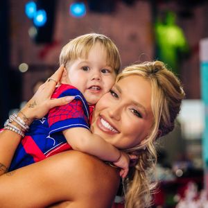 José Leonardo posa ao lado da mãe, Virginia Fonseca, na festa de 2 anos, que teve decoração inspirada no Homem-Aranha, lembrancinhas personalizadas e detalhes em vermelho, azul e preto