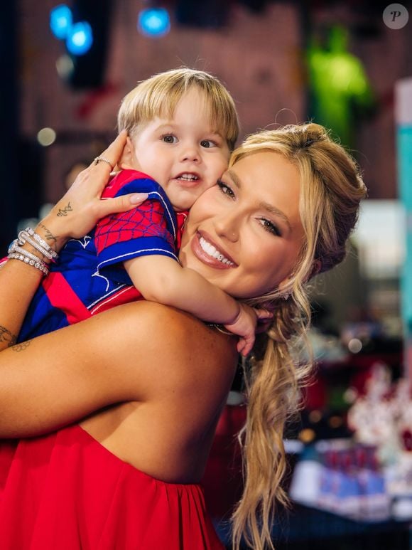 José Leonardo posa ao lado da mãe, Virginia Fonseca, na festa de 2 anos, que teve decoração inspirada no Homem-Aranha, lembrancinhas personalizadas e detalhes em vermelho, azul e preto