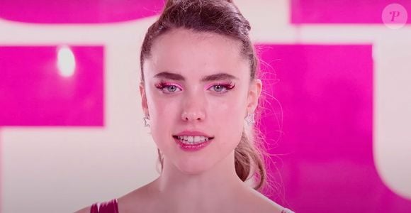 Em 'A Substância', Margaret Qualley interpreta Sue, uma versão mais jovem e melhorada de Elisabeth Sparkle, interpretada por Demi Moore