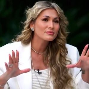 'Se for a hora, entrego a minha vida...': Lívia Andrade relata emoção e desespero ao passar por pane em avião que quase virou acidente fatal