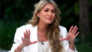'Se for a hora, entrego a minha vida...': Lívia Andrade relata emoção e desespero ao passar por pane em avião que quase virou acidente fatal
