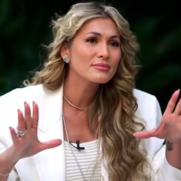 'Se for a hora, entrego a minha vida...': Lívia Andrade relata emoção e desespero ao passar por pane em avião que quase virou acidente fatal