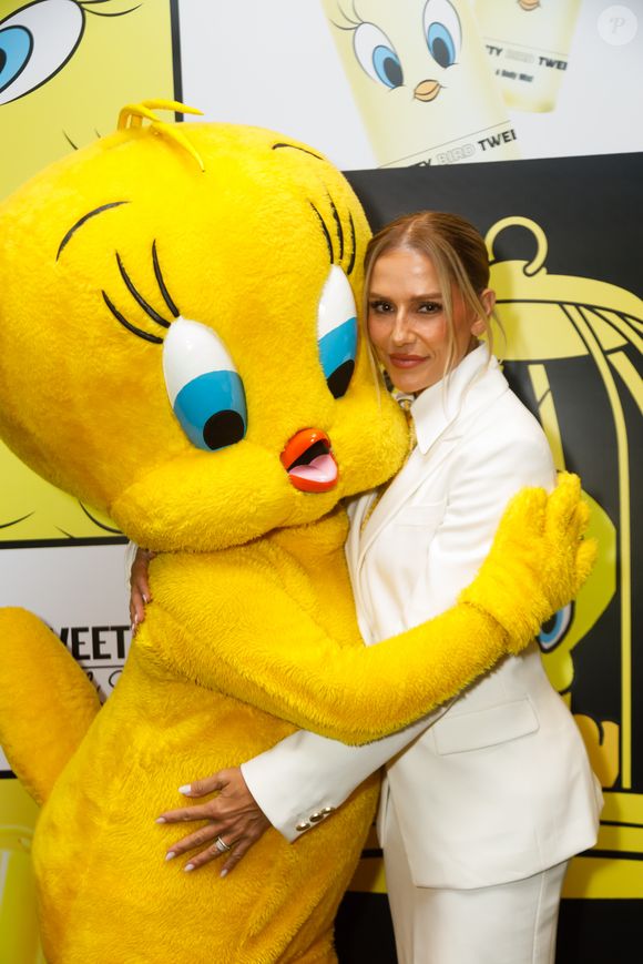 Atriz escolhe escarpins brancos com corrente dourada para complementar produção elegante em São Paulo