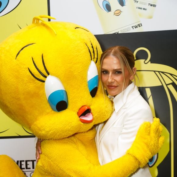 Atriz escolhe escarpins brancos com corrente dourada para complementar produção elegante em São Paulo