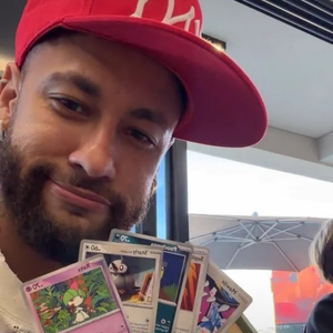O que começa com um pacote de Pokémon de aproximadamente R$ 15 pode terminar em uma coleção de milhares de reais: Neymar abriu envelopes modernos com cartas aleatórias e encontrou um raro "god pack", enquanto Memphis Depay mostrou pacotes antigos ainda lacrados. As informações são da coluna Veja Negócios