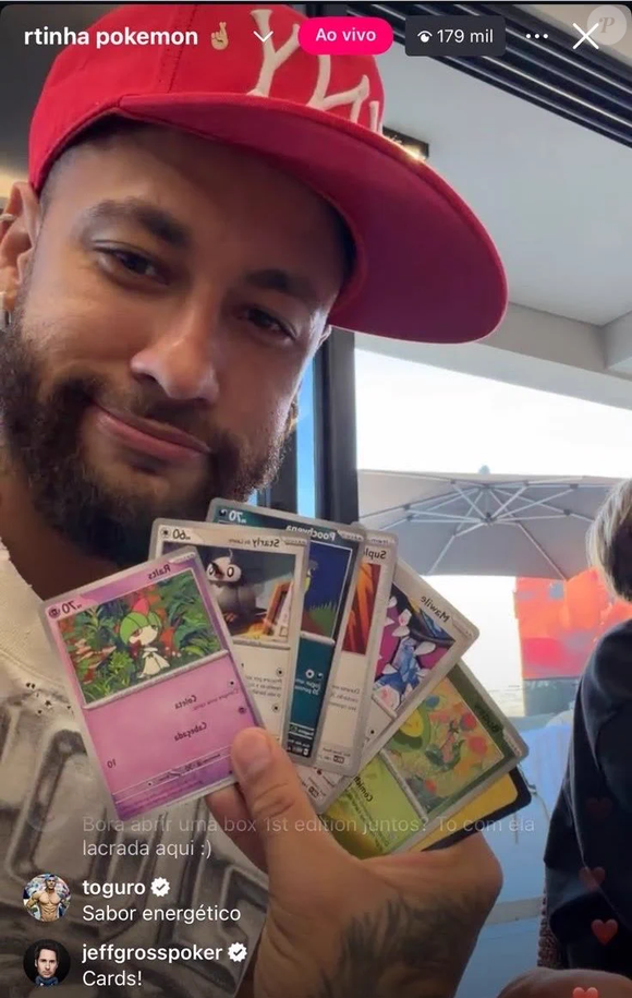 O que começa com um pacote de Pokémon de aproximadamente R$ 15 pode terminar em uma coleção de milhares de reais: Neymar abriu envelopes modernos com cartas aleatórias e encontrou um raro "god pack", enquanto Memphis Depay mostrou pacotes antigos ainda lacrados. As informações são da coluna Veja Negócios