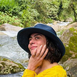 Carol Castro virou assunto na web nos últimos dias. O motivo? Internautas notaram que a atriz cobriu sua famosa tatuagem tribal