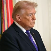 O que é o hematoma no pescoço de Donald Trump, de 79 anos? A explicação oficial da Casa Branca para mancha roxa na pele do presidente dos EUA