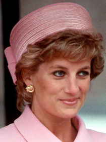 Converse se inspira em Lady Di para criar os tênis All Star na cor 'pink blush', que a eterna Princesa de Gales combinava com macacão de sarja militar
