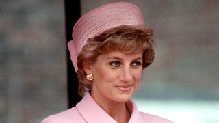 Converse se inspira em Lady Di para criar os tênis All Star na cor 'pink blush', que a eterna Princesa de Gales combinava com macacão de sarja militar