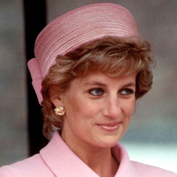 Converse se inspira em Lady Di para criar os tênis All Star na cor 'pink blush', que a eterna Princesa de Gales combinava com macacão de sarja militar