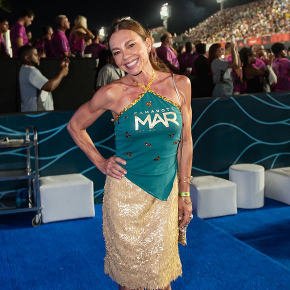 No ar em 'Três Graças', Carla Marins esbanjou beleza em seu look de abadá e saia midi