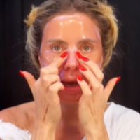 O segredo de K-Beauty usado por Carolina Dieckmmann: descobrimos o preço e a marca da máscara facial 'melequenta' e 'muito cheirosa' favorita da atriz