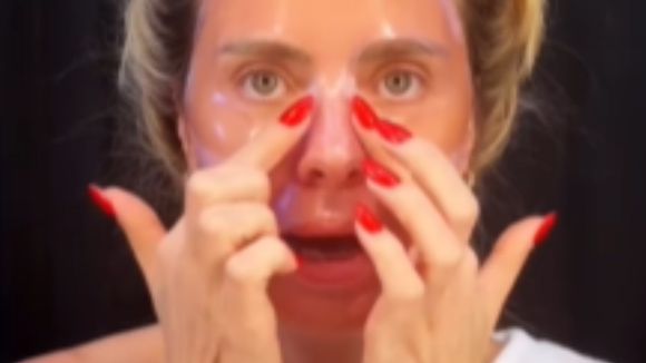 O segredo de K-Beauty usado por Carolina Dieckmmann: descobrimos o preço e a marca da máscara facial 'melequenta' e 'muito cheirosa' favorita da atriz