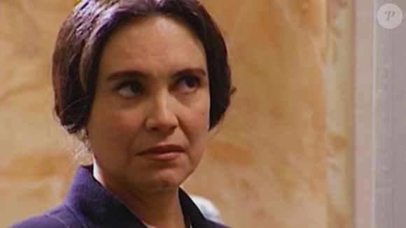 Rival de Helena (Regina Duarte), Dalva (Ana Rosa) vive sozinha após esculacho de Caio (Angelo Paes Leme) na novela História de Amor