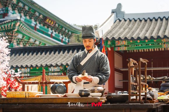No dorama 'Bon Appétit, Vossa Majestade', o ator encarna Maeng Man-soo, mais um cozinheiro da corte