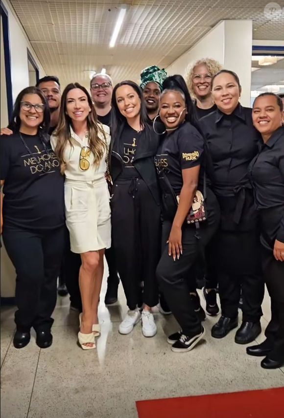 Patrícia Abravanel posou para fotos com funcionários da TV Globo