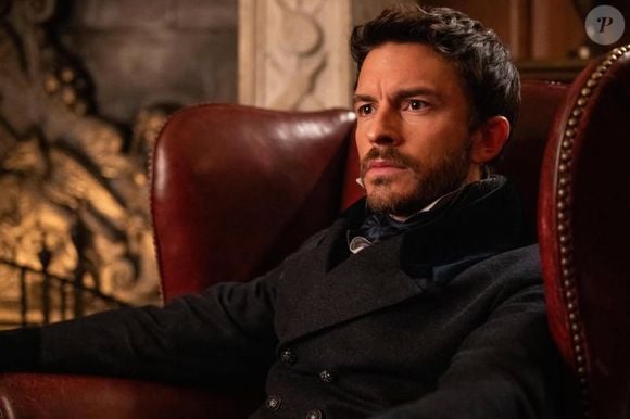 Jonathan Bailey tem 1,80 m e interpreta Anthony Bridgerton, que está de volta na 4ª temporada da série de sucesso da Netflix 'Bridgerton'